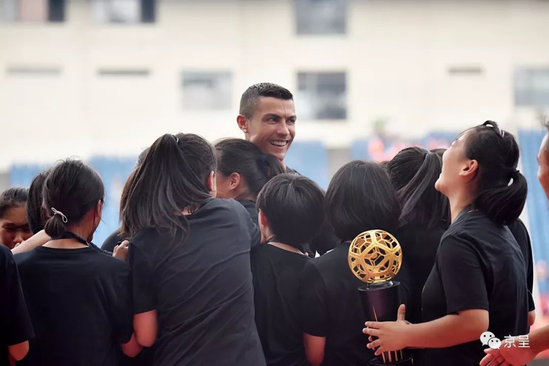 球迷冲入球场拥抱c罗击掌,小球童和c罗击掌后的反应