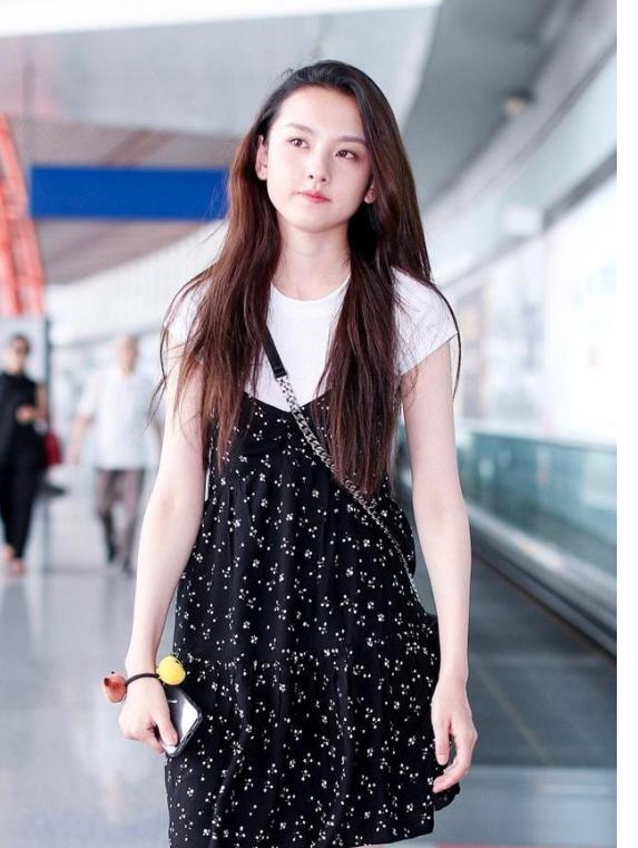 宋祖儿机场清纯甜美少女穿搭照片,宋祖儿最新穿衣打扮