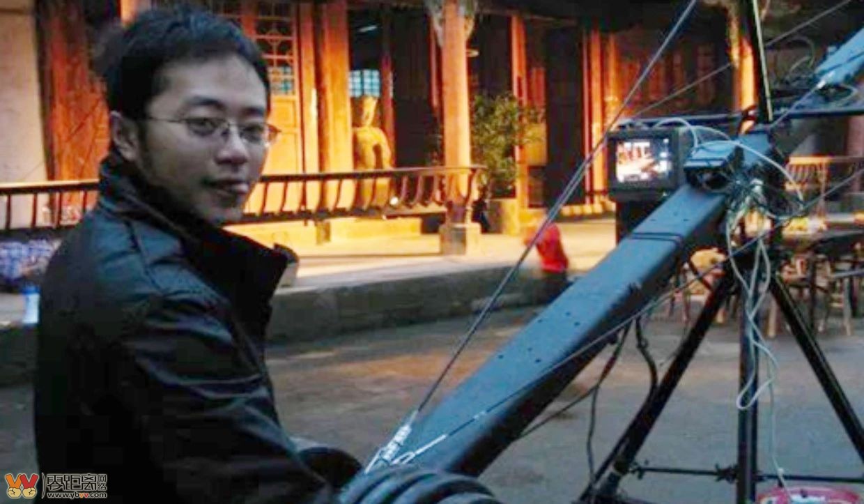 宜宾传奇80后电视台的工作不要去自己开工作室，终成模玩第一人！