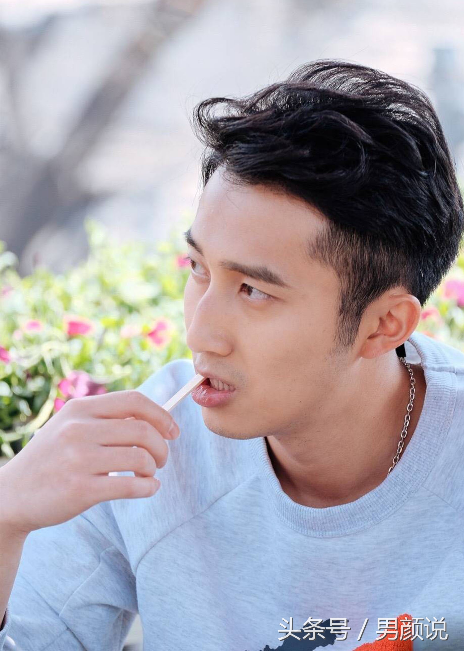 你们说现在的男艺人太阴柔，那这位肌肉帅哥怎么样？