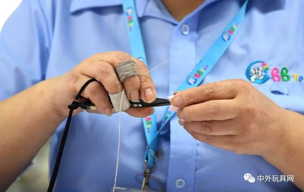 玩具工厂红色小女孩的故事,玩具工厂小女孩的故事完整版