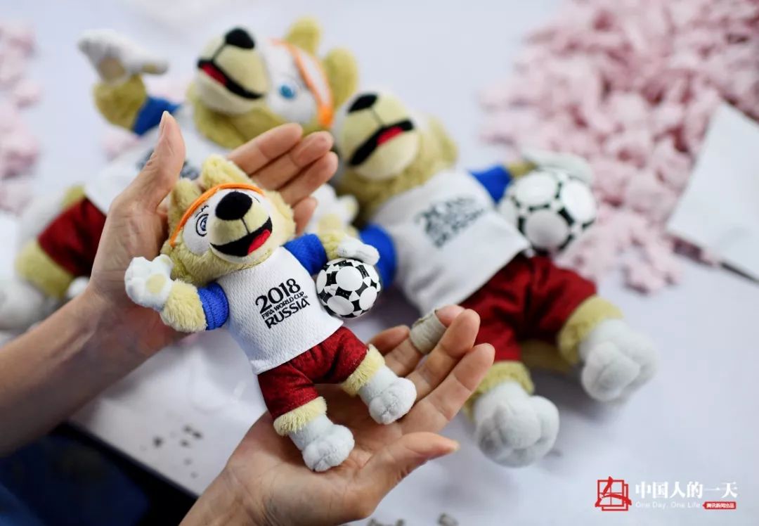 玩具工厂红色小女孩的故事,玩具工厂小女孩的故事完整版