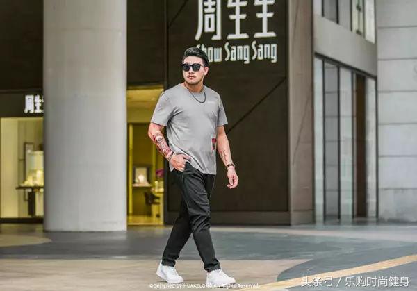 选对一款短袖T恤，你的魅力会更上一层楼哦