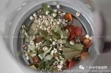 脾虚脸上长痘喝红豆薏米茶吗,长痘的可以喝红豆薏米茶吗