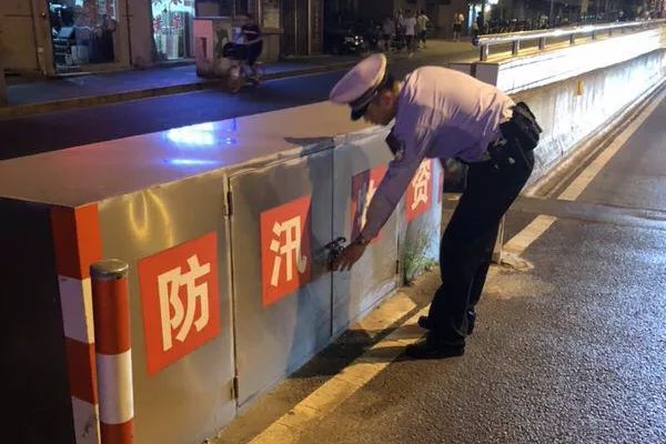 面对台风我们严阵以待,迎战台风交警巡逻