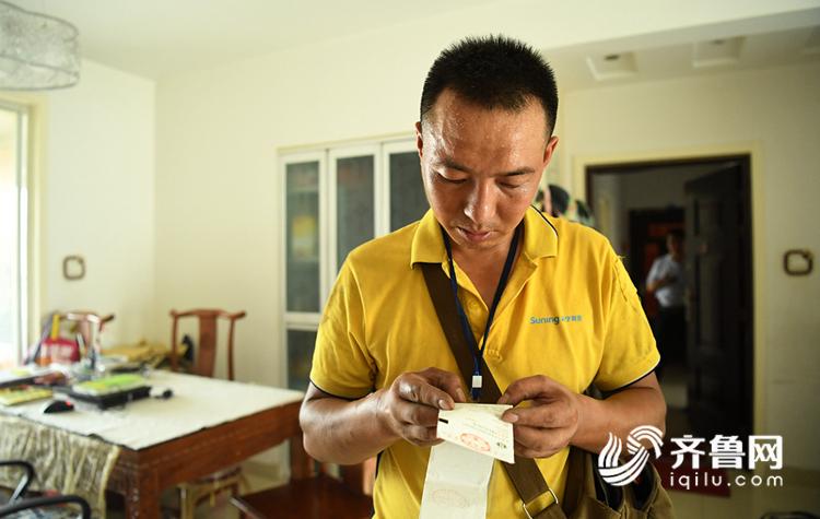 高温下的空调安装工用汗水送清凉,43度高温下安装空调