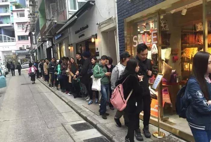 这家店老板脾气暴，服务差，顾客却天天排队，凭啥？