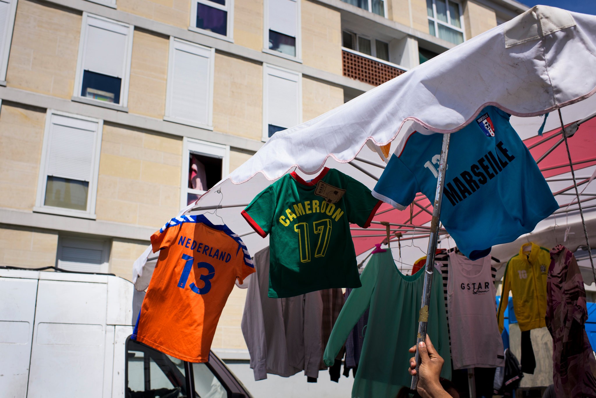 有机会去看看那些在巴黎郊外踢球的孩子们