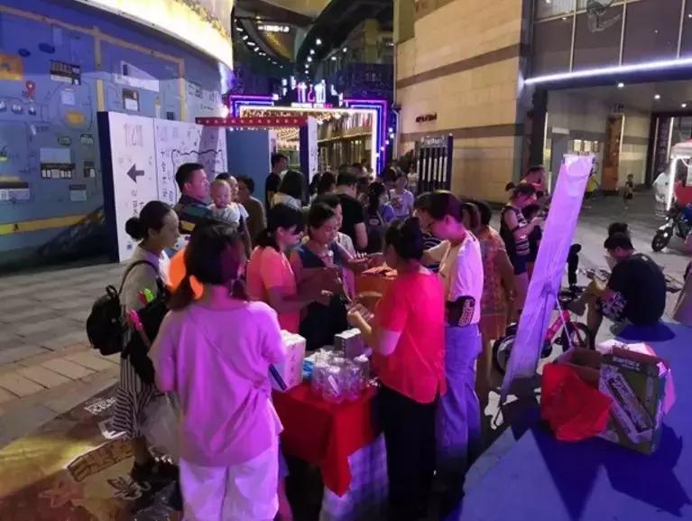 享受“足球狂欢”，与民“共襄盛举”