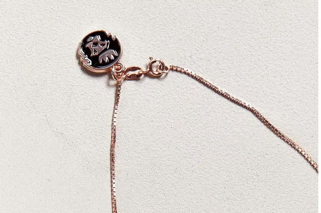 潮闻快食Champion推出金链设计!MMW曝光ALYX最新鞋款