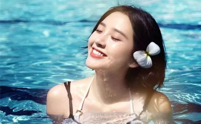 唐艺昕晒游玩美照新疆,特别甜美唐艺昕晒美照