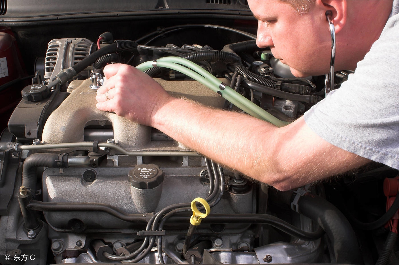 开车车内发出怪声怎么回事,刚开车时刹车盘异响声音