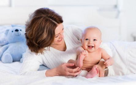 妈妈生完宝宝后坚持母乳喂养，宝宝却把乳头吸破，这几招帮你解决