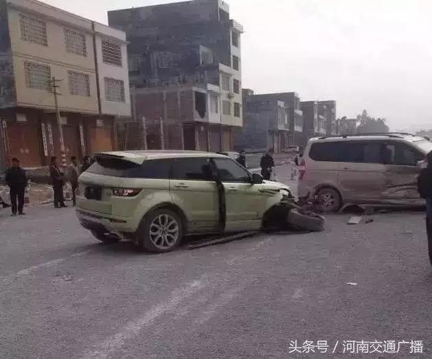 新手司机试驾五菱神车,新手司机连撞三辆车