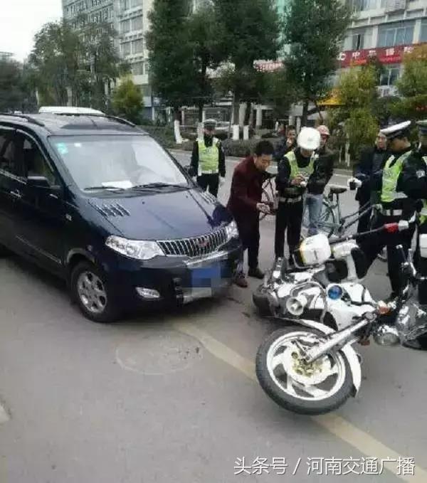 新手司机试驾五菱神车,新手司机连撞三辆车