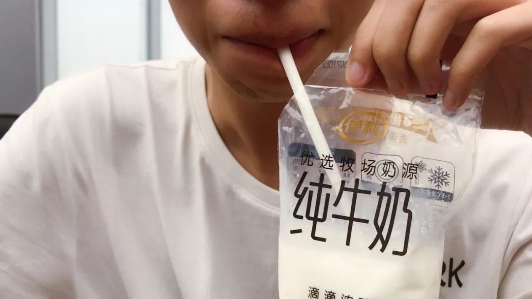 小早亲测：看得见的“透明奶”，真的更新鲜更好喝吗？真相是……