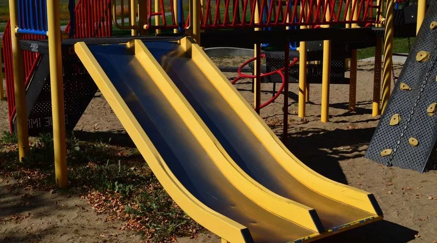 幼儿玩滑梯的安全规则简图,小孩子玩滑梯一定要注意安全