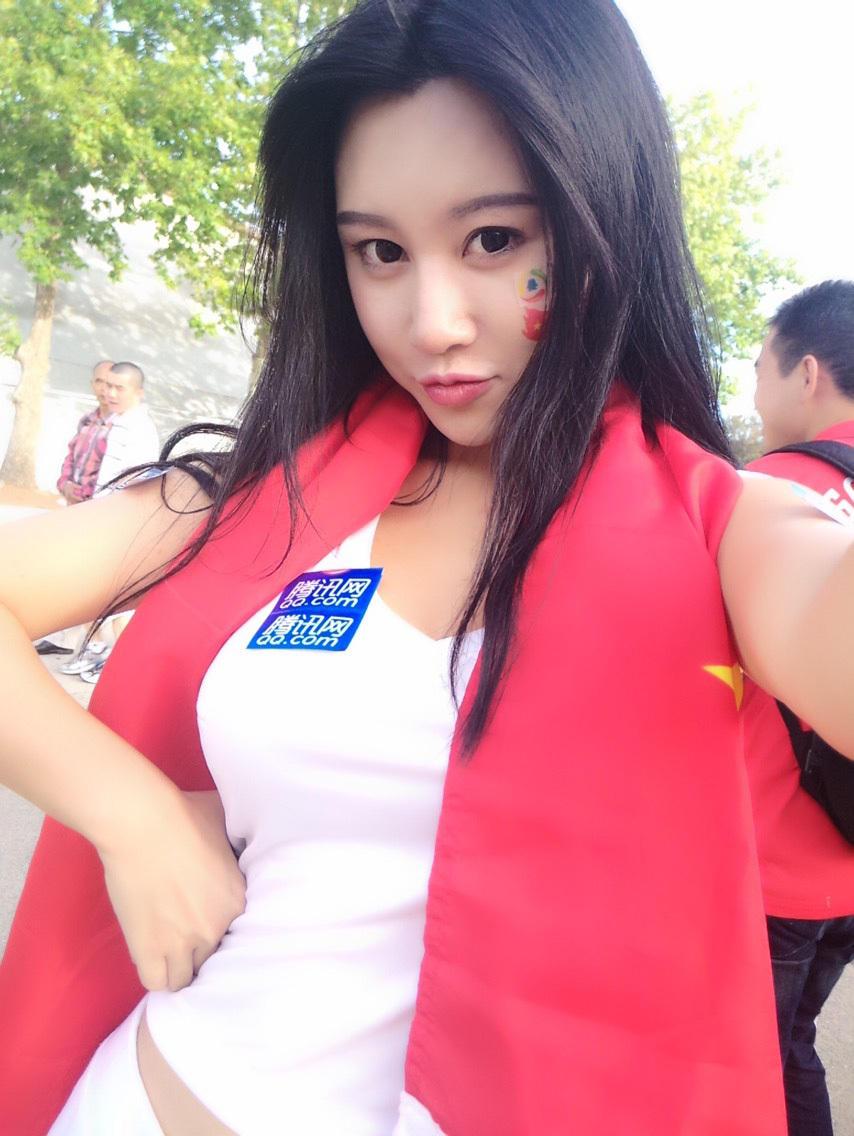 世界杯夹手机的女人,世界杯上夹手机的女子
