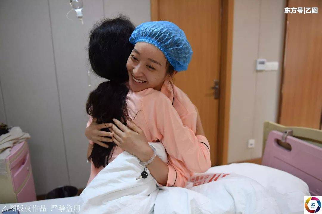 闂鸿湝涓や汉闅嗚兏,闂鸿湝鍚屾椂闅嗚兏