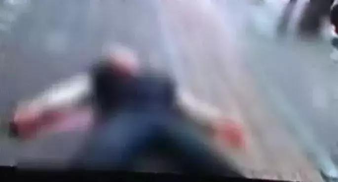 男子骑车被撞路人主动上前帮忙,骑车男子被轿车撞飞居然毫发无伤