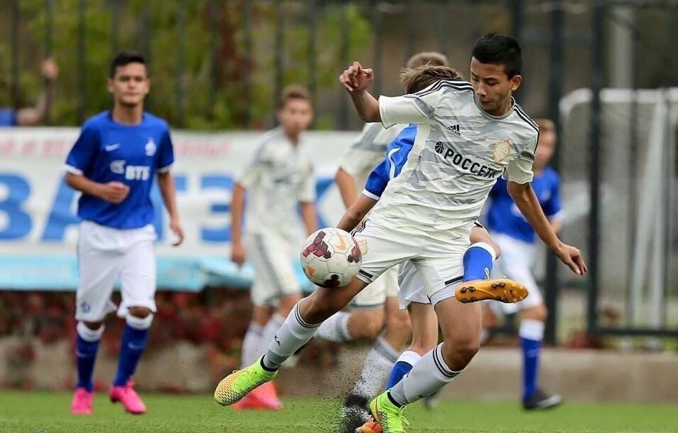 国青天才宣布进入欧洲豪门留洋,混血足球少年