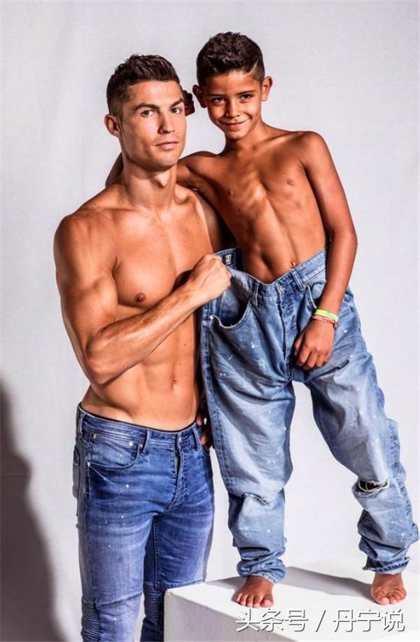 c罗迷你罗牛仔裤,世界足球先生c罗2017