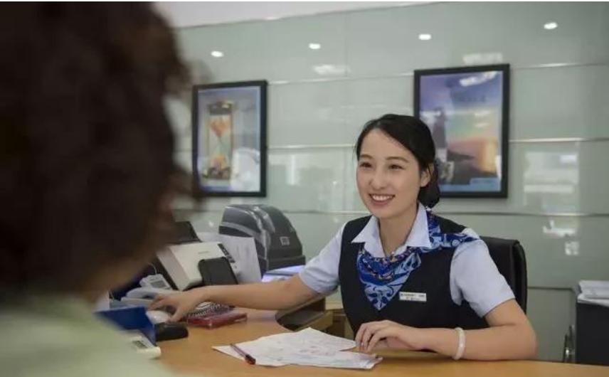 去银行取钱被问为什么,银行办金卡有什么好处和坏处