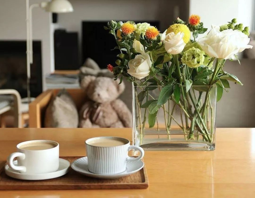 不上班、自由职业、旅行、买买买，她替好多人过上了想要的生活