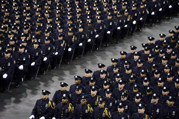 军人会参与逮捕罪犯吗,如果军人犯罪了怎么办