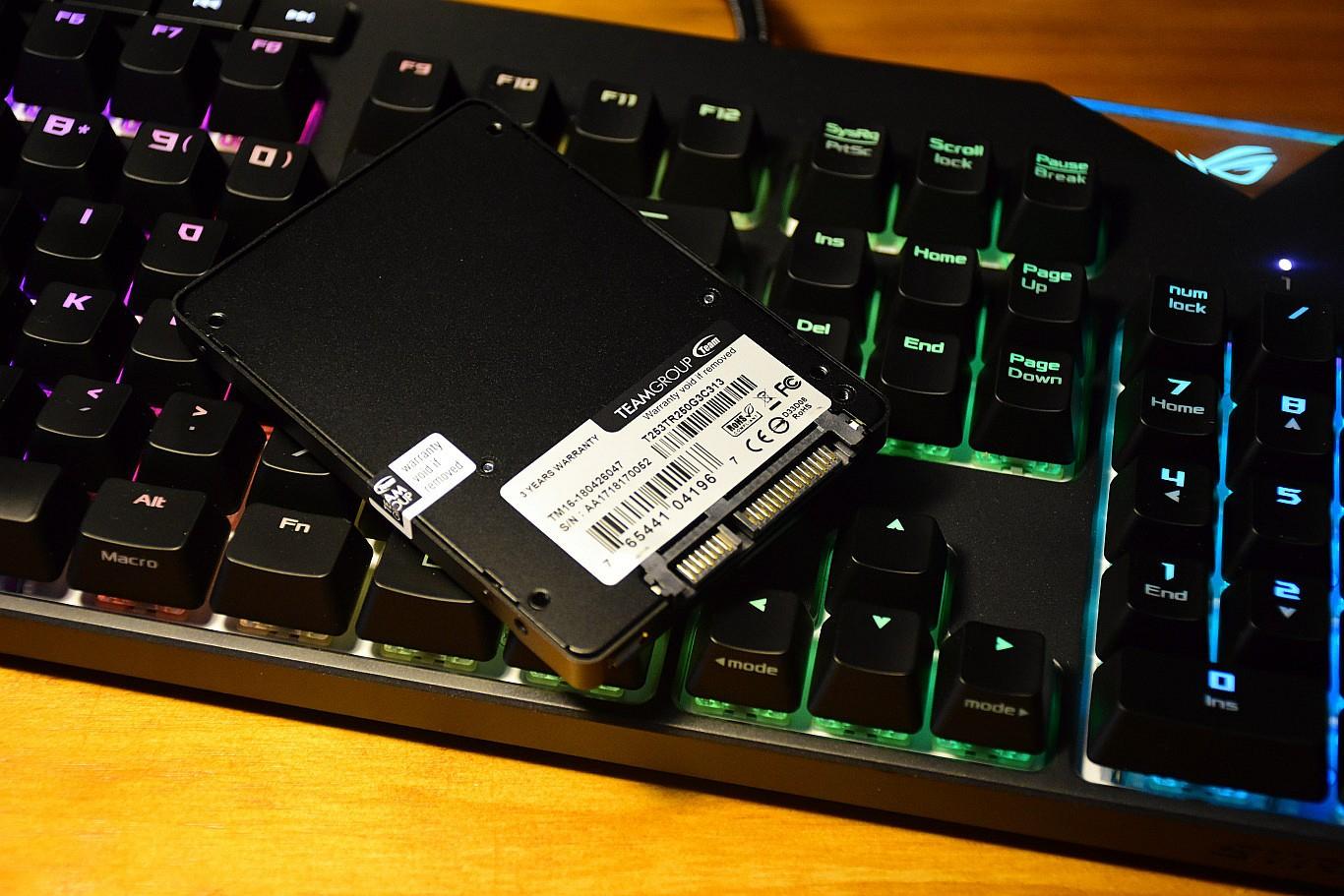 只有CPU不能RGB了！十铨 T-Force Delta RGB 250GB 固态硬盘开箱