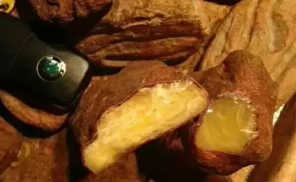 俄料蜜蜡和乌料蜜蜡原石,蜜蜡有假的吗假的是什么材料的