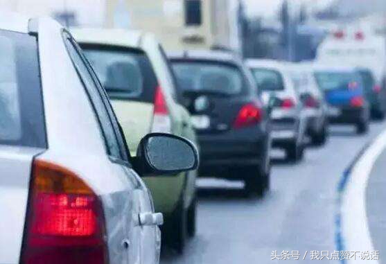 开车遇到红灯要怎么办,开车遇到红灯怎么换挡