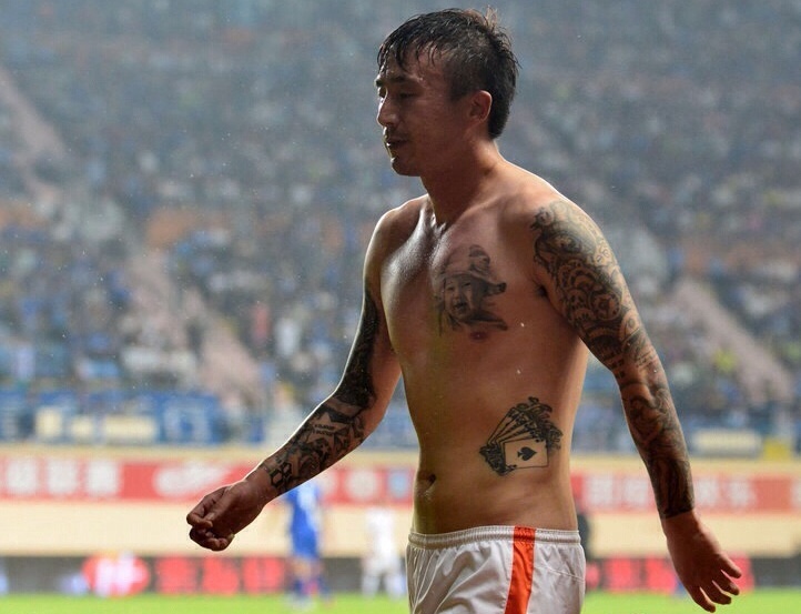 国足脱衣回击白斩鸡言论！秀肌肉自拍真有自信，自称已练成乌骨鸡