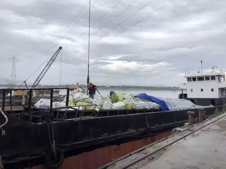 恶心！数百吨韩国人扔掉的旧衣服偷运而来你淘来的名牌货，可能来自太平间……