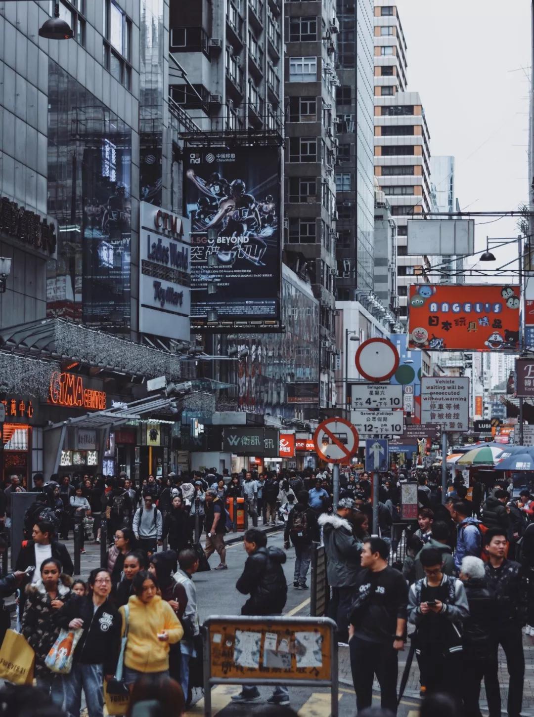 30张照片，看见繁华和代购以外的香港……