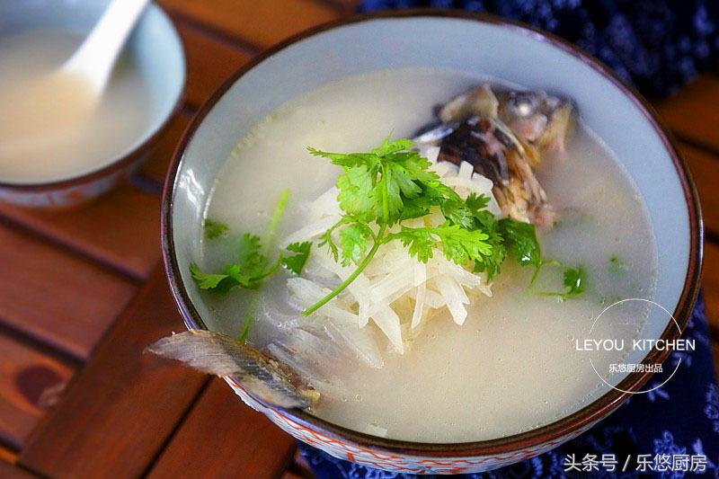 如何炖鲫鱼汤更好喝,怎样煮鲫鱼汤才有营养价值