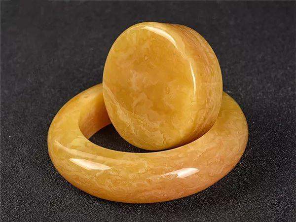 鉴别鸡油黄蜜蜡真假的最简单方法,鸡油红蜜蜡与鸡油黄蜜蜡哪种好