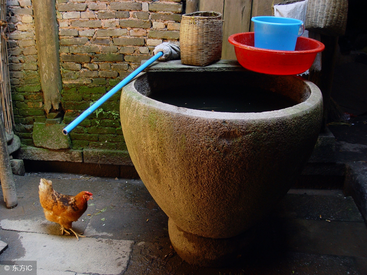 恐怖经历：荒屋里有一口水缸，打开后臭气薰天，竟然泡的是……