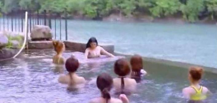 张馨予游泳出场,张馨予泳池出场