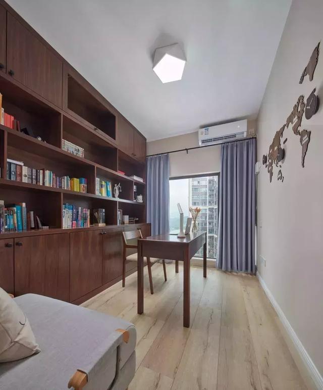 客厅砌一堵墙做隔断不影响通风,在客厅砌了半截墙做隔断