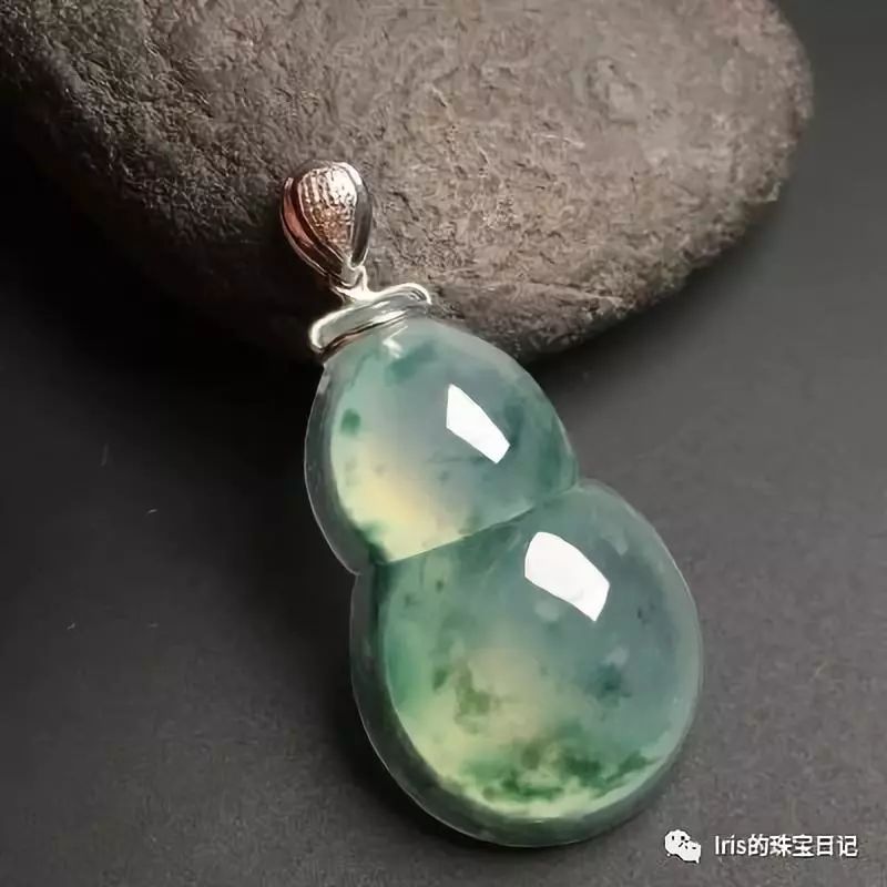 翡翠带山水有什么寓意,你佩戴的翡翠寓意