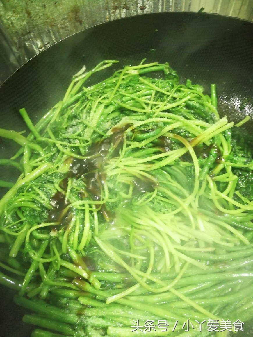 东北烀豇豆肉皮咸菜做法,东北烀地瓜梗咸菜教程