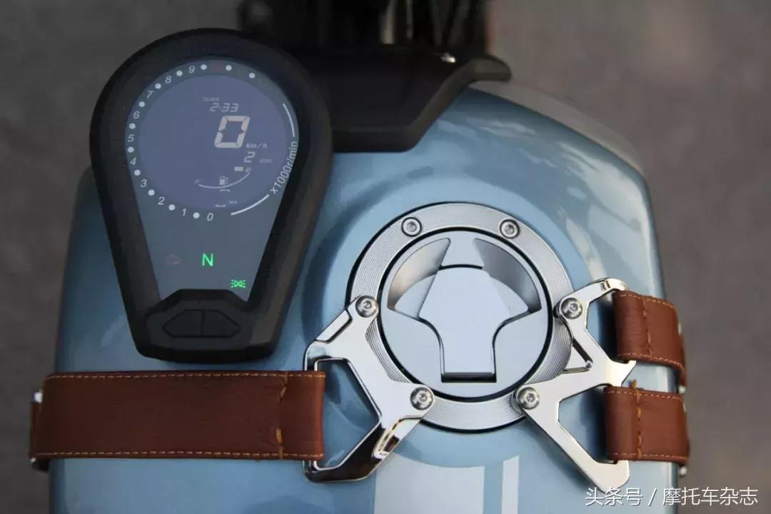 全车LED，仪表在油箱上，原厂钥匙竟然是开瓶器，力帆KPM200开箱