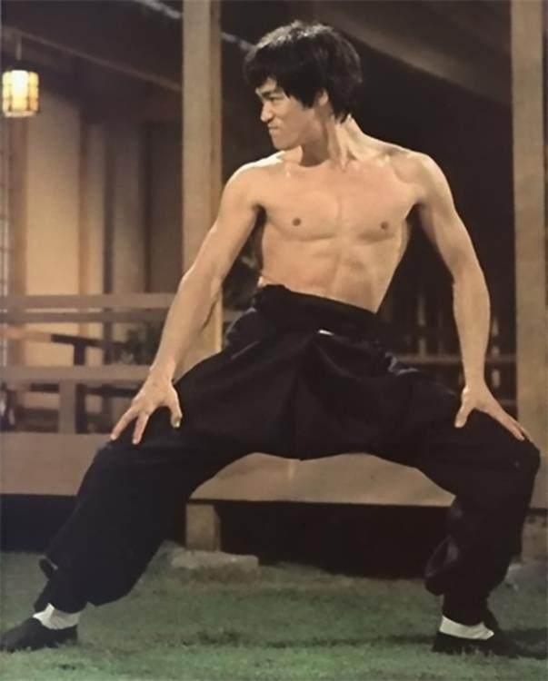 长得像李小龙的路人,周星驰有一部电影模仿李小龙
