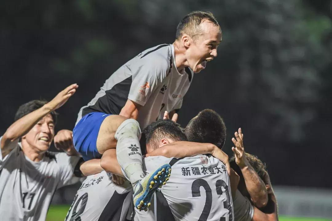 *疆新**大学生夺得全国大学生足球联赛校园组冠军