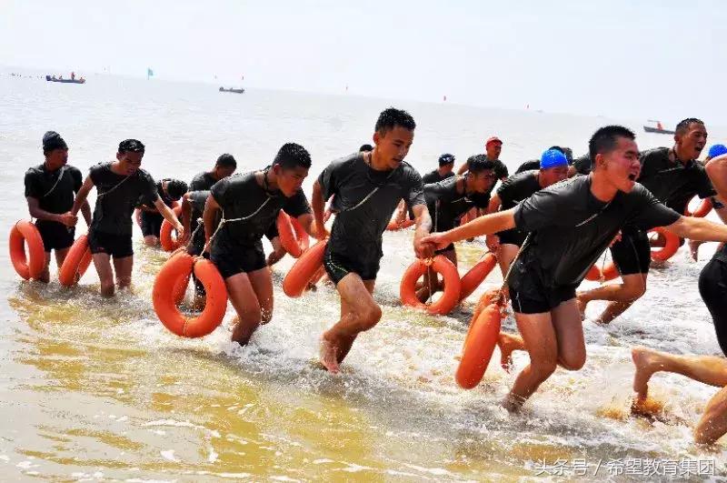 “战友，别忘涂抹防晒霜！”