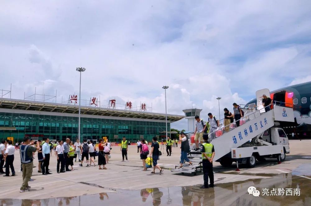 兴义万峰林飞机降落视频夜景,兴义万峰林机场飞机起飞视频