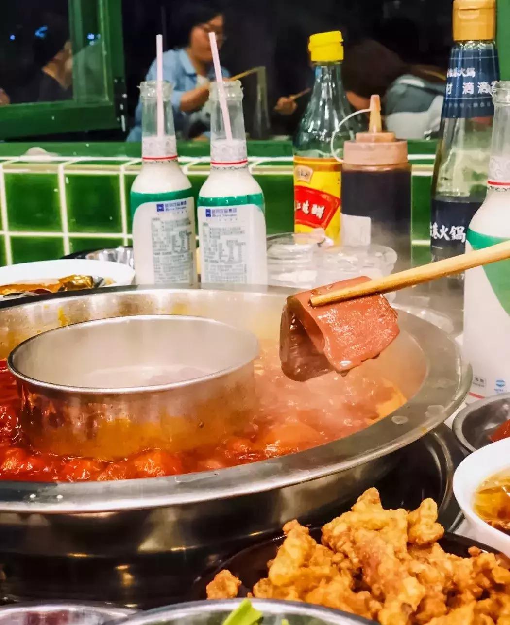 牛蛙火锅和毛肚火锅哪个受欢迎,魔都火锅店