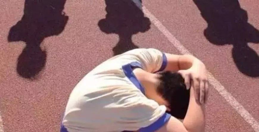 孩子突然岔着腿走路,孩子走路突然瘸腿