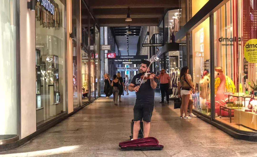 我坐着3万商务舱飞到欧洲开玛莎拉蒂，没想到美女这么多！